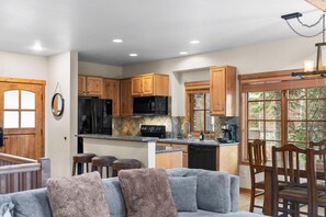 Televisión y chimenea 