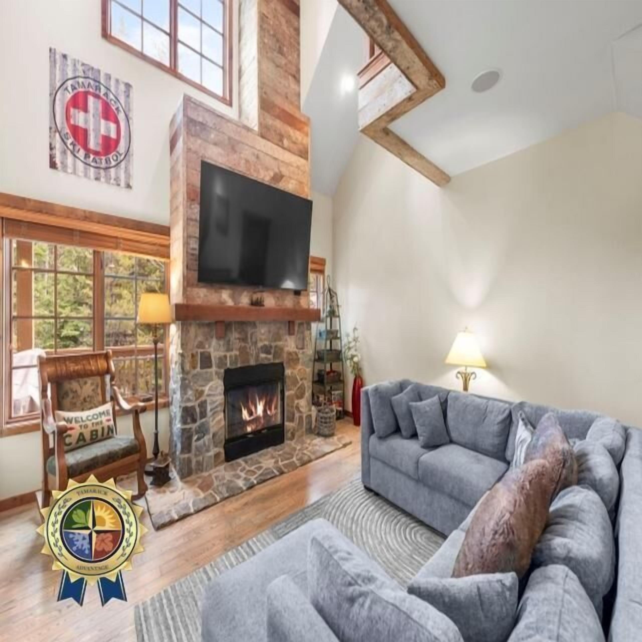 Televisión y chimenea 