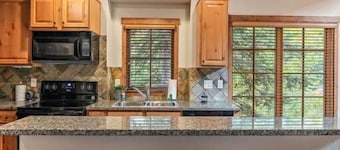 Splendid Townhome |Wood Fireplace and Ski In/Out