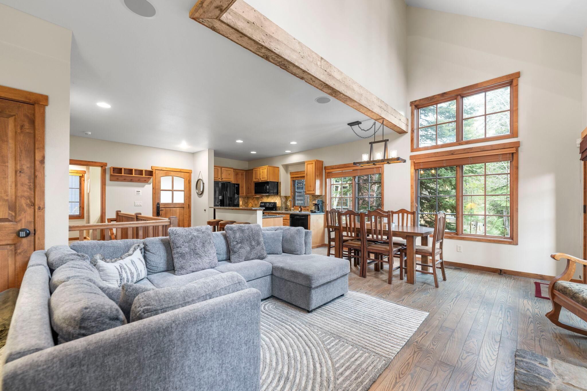 Una televisión, una chimenea