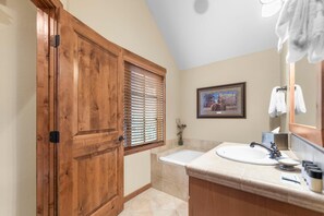 Douche, sèche-cheveux, serviettes fournies