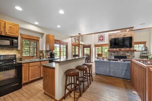 Køleskab, mikrobølgeovn, ovn, kogeplade