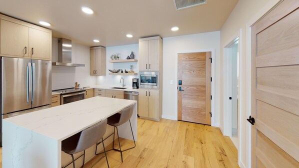 Refrigerador, microondas, horno y parrilla de estufa 