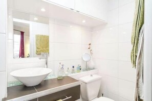 Regadera, secadora de cabello, toallas, jabón 