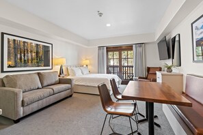 TV - Welcoming Studio with Balcony (Tamarack)