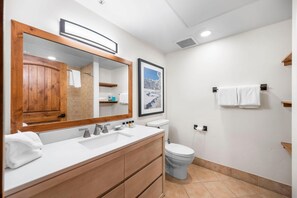 Shower, hair dryer, towels - Welcoming Studio  with Balcony (Tamarack)