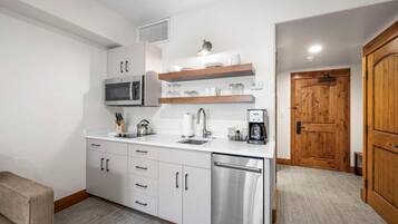 Microondas, lavavajillas, cafetera y tetera y tostadora