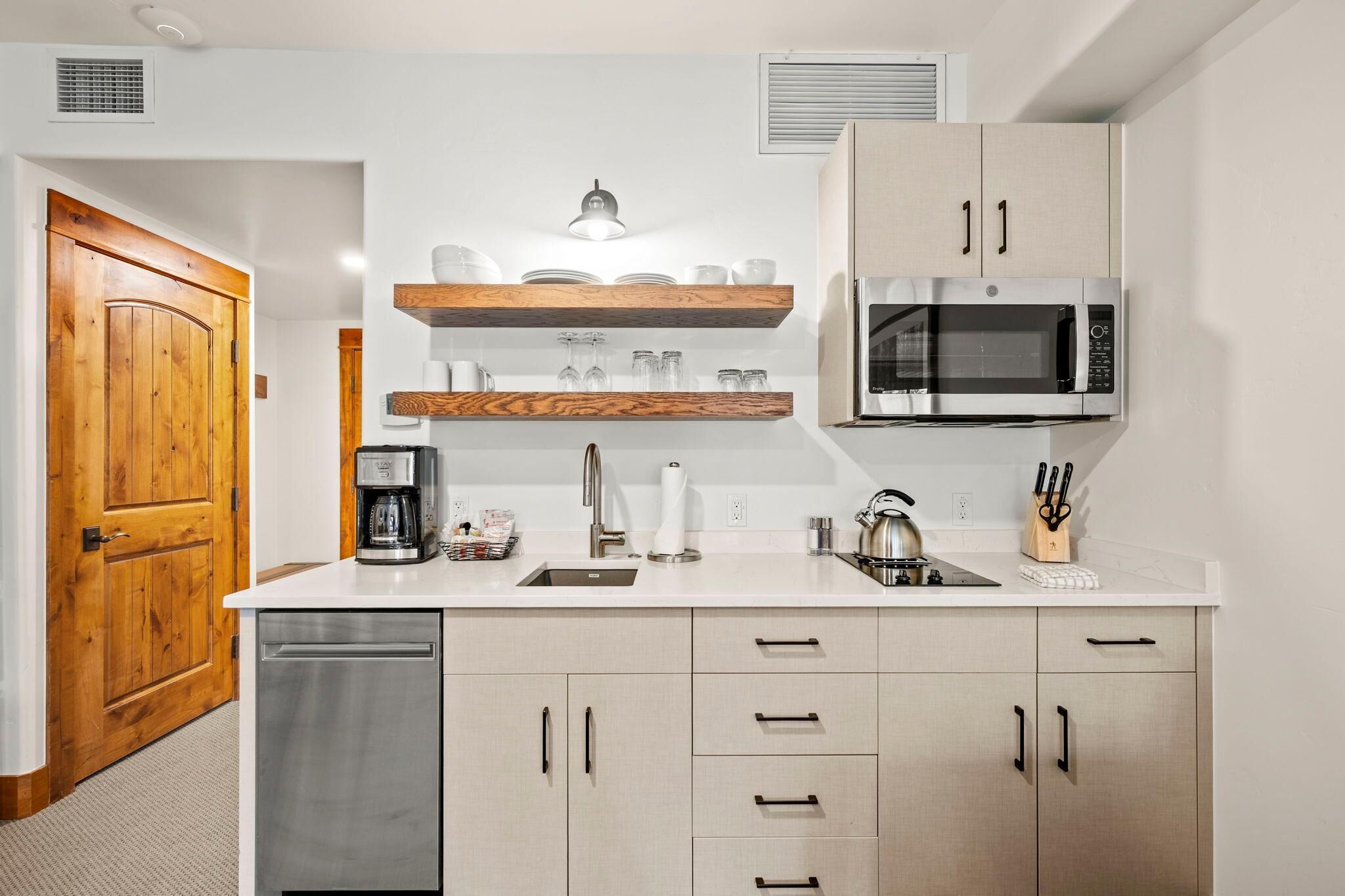 Microondas, lavavajillas, cafetera y tetera y tostadora 