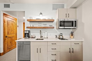 Microondas, lavavajillas, cafetera o tetera y tostadora