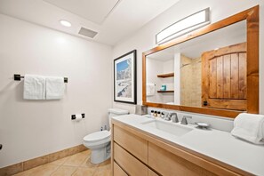 Ducha, secador de pelo y toallas