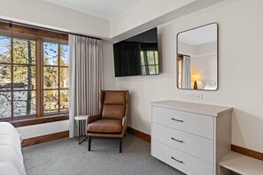 1 bedroom, Internet, bed sheets - Elegant King Studio  | Pet friendly (Tamarack)