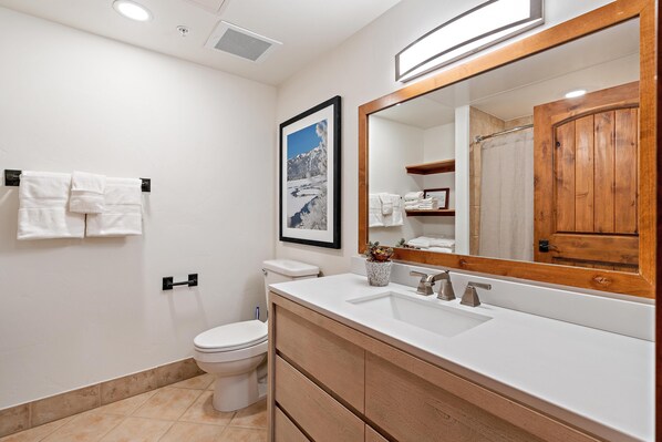 Shower, hair dryer, towels - Elegant King Studio  | Pet friendly (Tamarack)