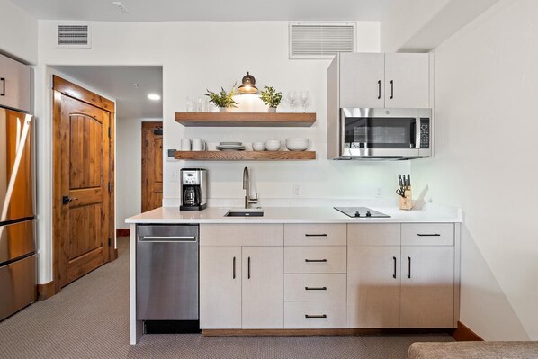 Fridge, microwave, dishwasher, coffee/tea maker - Elegant King Studio  | Pet friendly (Tamarack)