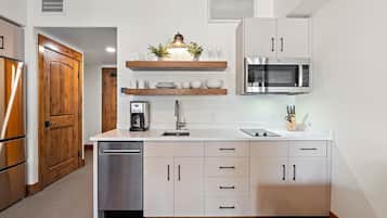 Kylskåp, mikrovågsugn, spishäll och diskmaskin