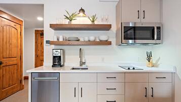 Coffee/tea maker, fridge, microwave, stovetop