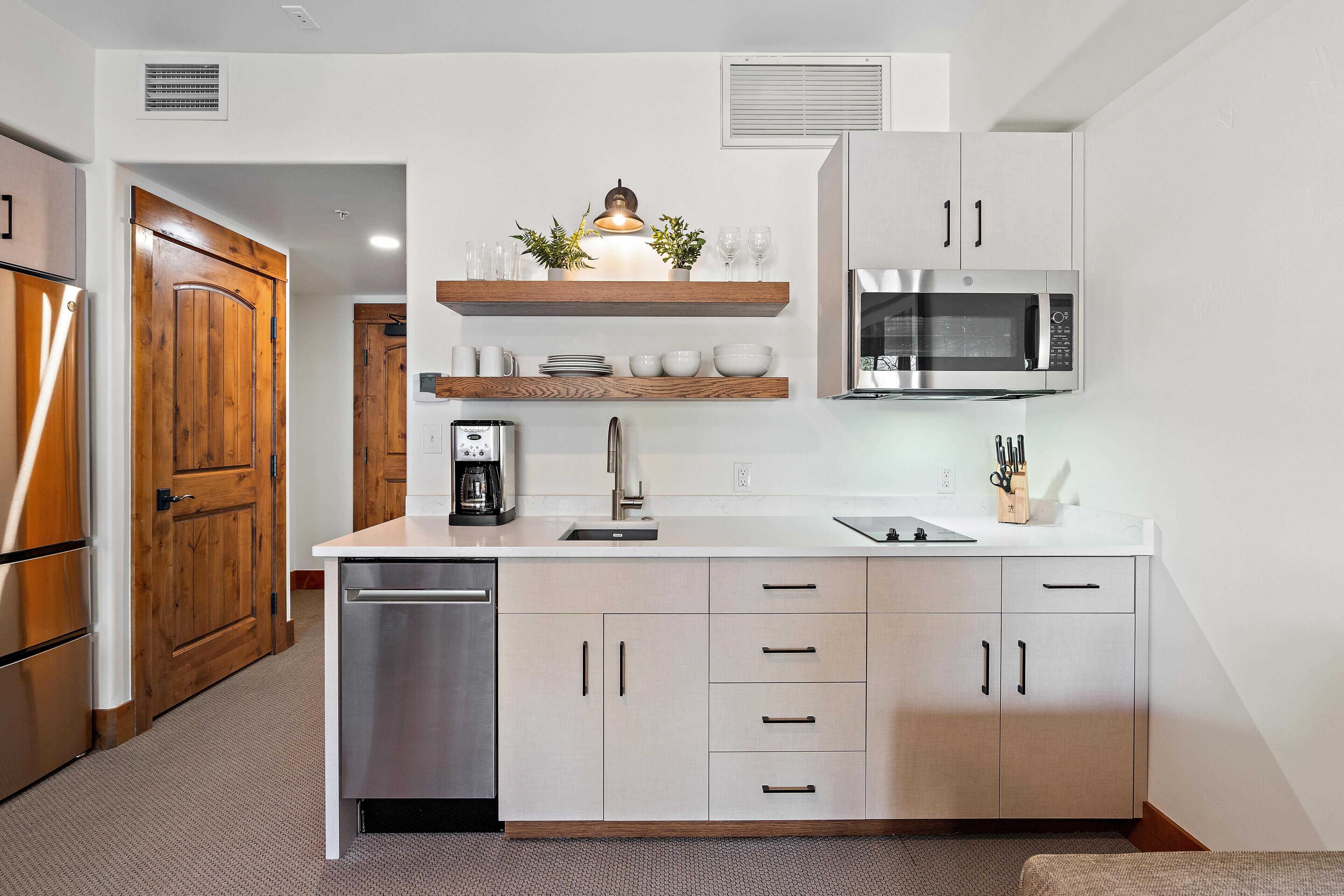 Coffee/tea maker, fridge, microwave, stovetop