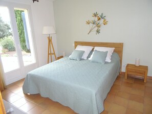 2 bedrooms, iron/ironing board, travel cot, free WiFi - Gîte "les Cistes" Lioux (Lioux)