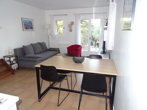 TV, books - Gîte "les Cistes" Lioux (Lioux)