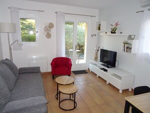 TV, books - Gîte "les Cistes" Lioux (Lioux)