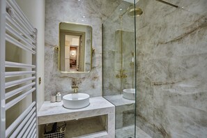 Dusche, Haartrockner, Handtücher, Seife