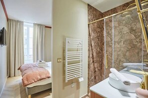 Shower, hair dryer, shampoo - Superb AC  Apartment Center of Paris Le Marais (Paris)