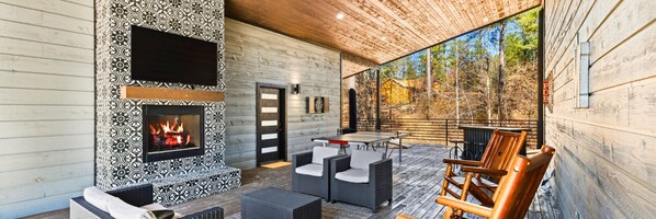 Property grounds - Outdoor TV | Ping Pong Table | Cornhole | Hot Tub (Broken Bow)