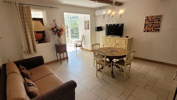 Apartemen Comfort, bathtub | Area keluarga | TV layar datar