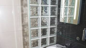 Habitación doble clásica | Baño | Secadora de cabello y toallas