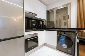Fridge, microwave, oven, stovetop - Luxurious Studio with Spectacular Mediterranean Views in Tangier's Marina Bay! (Tanger)