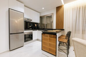 Frigorifero, microonde, forno, piano cottura