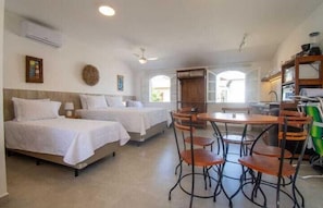 Comfort appartement | Een kluis op de kamer, individueel gedecoreerd, een laptopwerkplek