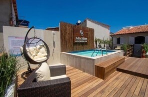 Een buitenzwembad en ligstoelen