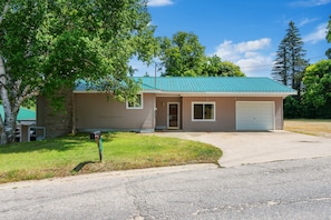 Exterior - South Arm Retreat 2BDR Lake Charlevoix (East Jordan)