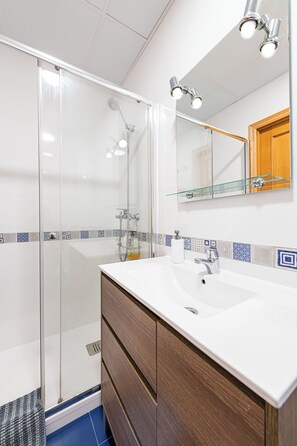Bruser, hårtørrer, bidet, håndklæder
