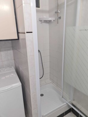 Shower, towels, toilet paper - Studio au Calme sur les Bords de Marne à 8 km de Paris (Créteil)