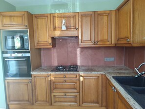 Een koelkast, een microgolfoven, een oven, een kookplaat