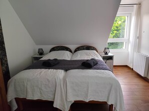 4 bedrooms, iron/ironing board, free WiFi, bed sheets