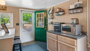 Family House, 2 Double Beds | Private kitchen | Fridge, microwave, rice cooker, cookware/dishes/utensils - South Arm Retreats Motel Double Room 6 (East Jordan)