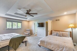 4 bedrooms, desk, iron/ironing board, travel cot - Private Dock & Deck: Waterfront Camdenton Home! (Camdenton)