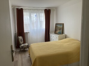 1 sovrum, strykjÀrn/strykbrÀda och sÀngklÀder