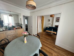 Dining - Charming and comfortable 45 sqm nest (Paris)