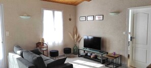 TV - Lovely house with garden close to the beach (Sainte-Marie-de-Ré)