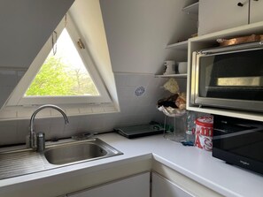 Kühlschrank, Mikrowelle, Ofen, Wasserkocher mit Kaffee-/Teezubehör