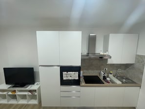 Cafetera y tetera, refrigerador, horno y parrilla de estufa 