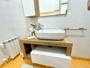 Dusche, Haartrockner, Bidet, Handtücher