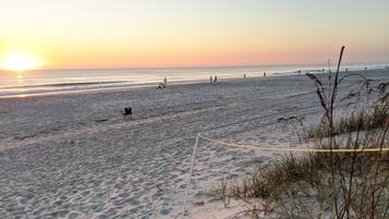 Ligstoelen aan het strand, strandlakens