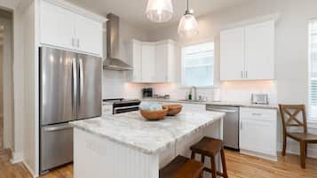 Een koelkast, een magnetron, een oven, een kookplaat