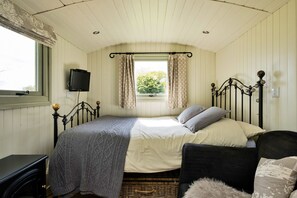 1 bedroom, free WiFi, bed sheets - Hay and Hedgerow Glamping (Nordley)