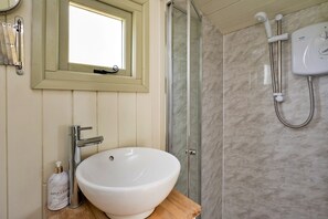 Shower, towels - Hay and Hedgerow Glamping (Nordley)