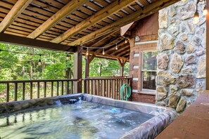 Outdoor spa tub - Remodeled True Log Cabin| A+ location <2M DT + Ober| Hot Tub| Firepit| Gameroom (Gatlinburg)